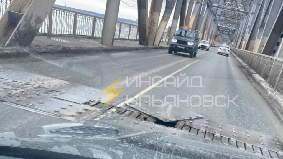 «Оторвало лист металла»: Императорский мост встал в пробку днем 30 марта