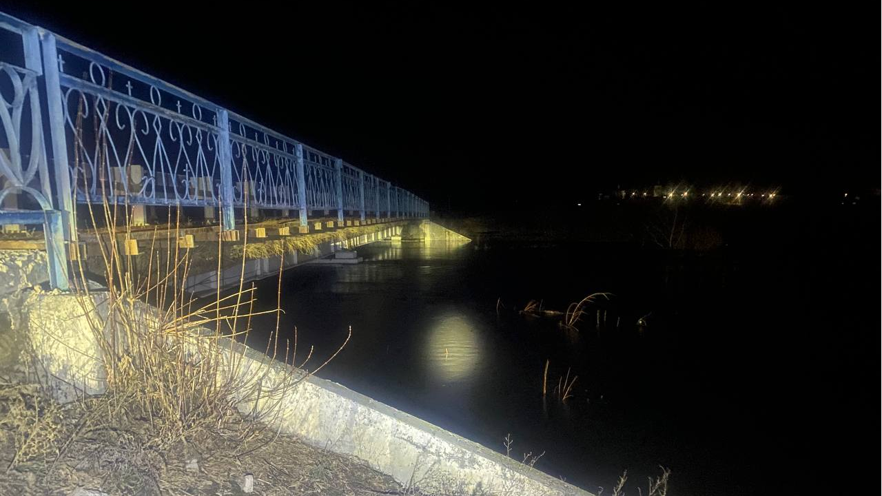 Уровень рек в Ульяновске сдерживают плотинами, мост в Арском под угрозой подтопления