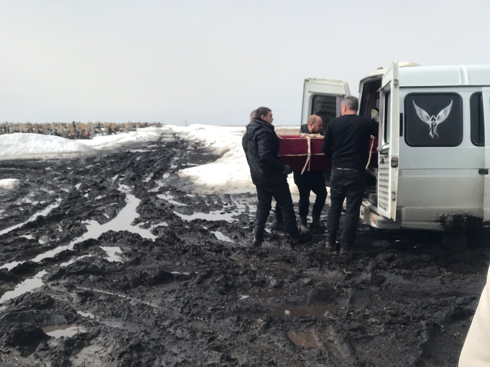 Не торопитесь умирать: на северном кладбище Ульяновска в грязи застревают автомобили