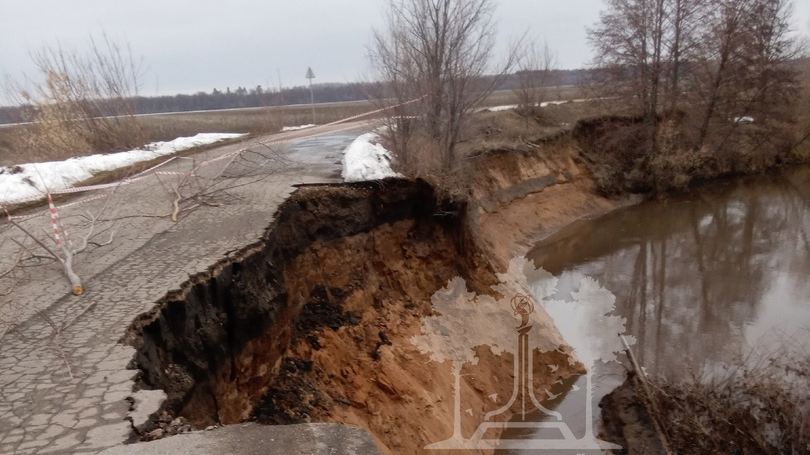 В Мелекесском районе обрушилась дорога из-за талых вод 