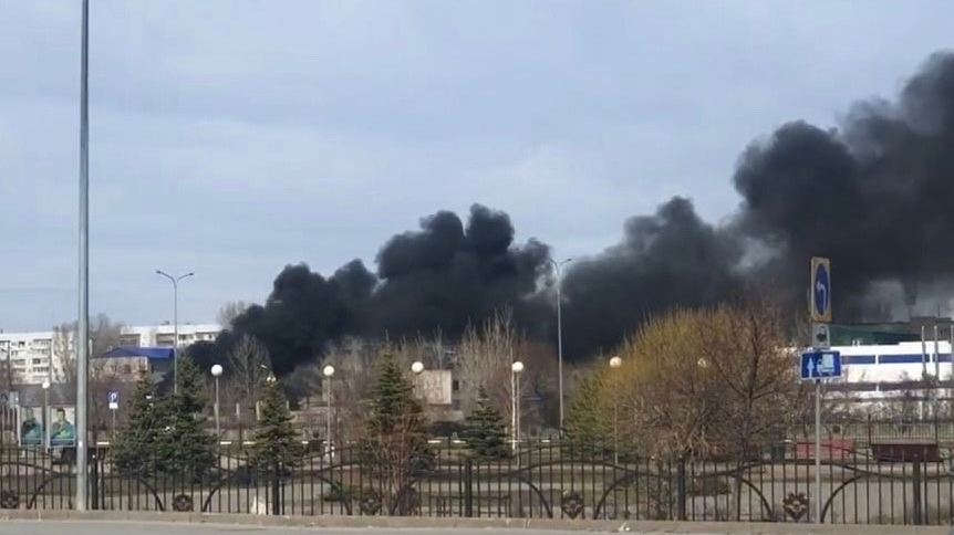 Черные клубы дыма поднялись в небо: на улице 40-летия Победы горели покрышки