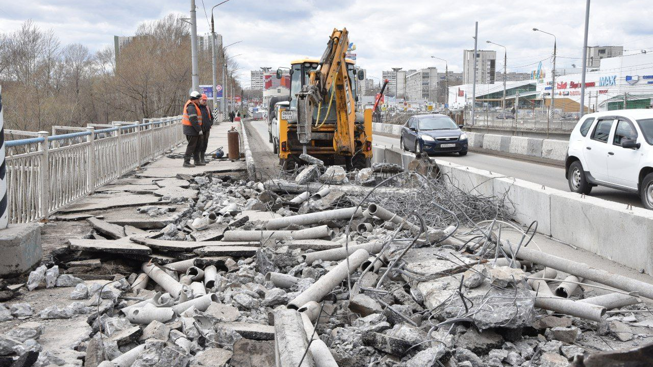 В Ульяновске начали демонтировать правую часть моста на улице Минаева