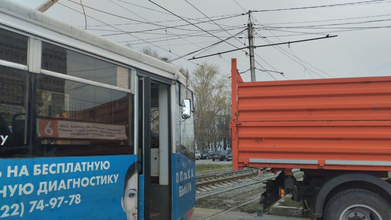 Хотел проскочить: утром 18 апреля в Ульяновске из-за грузовика встали трамваи