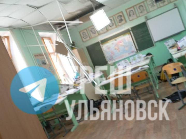 Соцсети: в ульяновской гимназии №33 обрушился потолок 