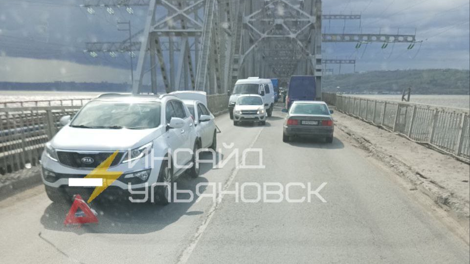 Днем 23 апреля Императорский мост в Ульяновске встал из-за ДТП
