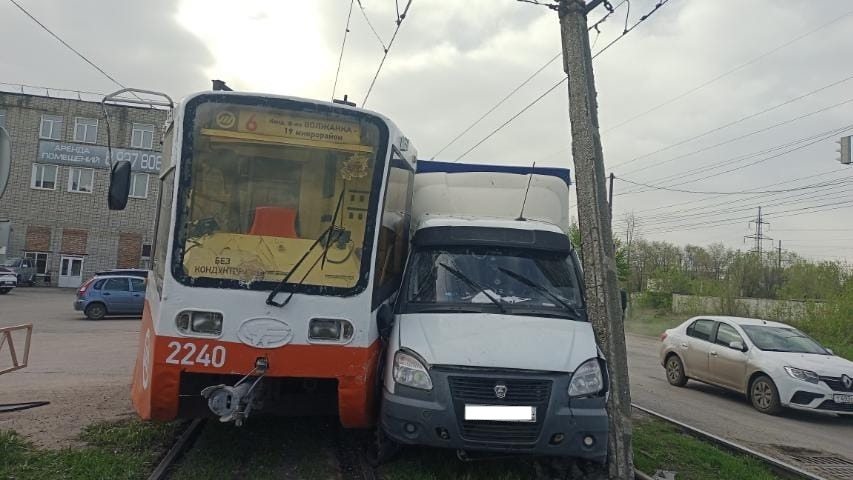 Грузовик «выбил страйк» на Московском шоссе: врезался в столб и в трамвай
