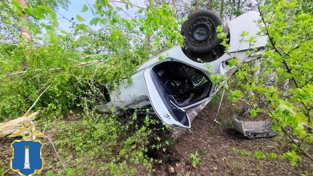 В Ульяновской области водитель «Весты» опрокинулся в кювет и попал в больницу
