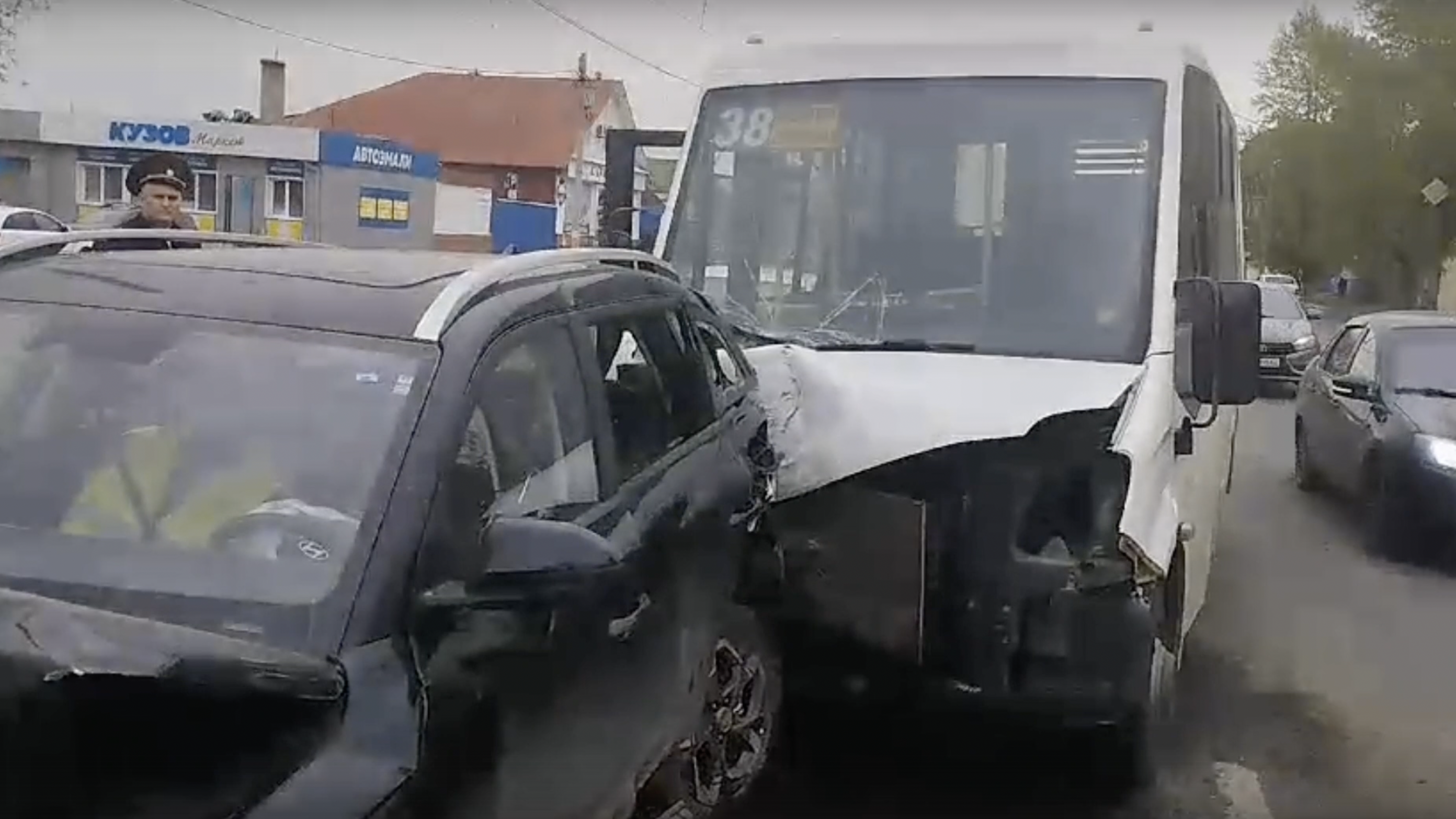 Пять человек получили травмы после столкновения маршрутки и 4 машин на Локомотивной: видео