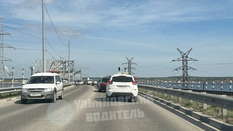 В Ульяновске образовалась пробка на Императорском мосту