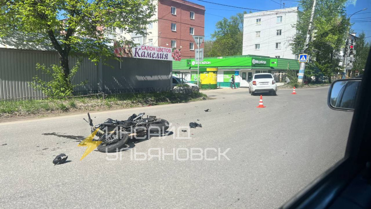 Ульяновцы сообщают о серьезном ДТП с «Грантой» и мотоциклом в Заволжье 30 апреля
