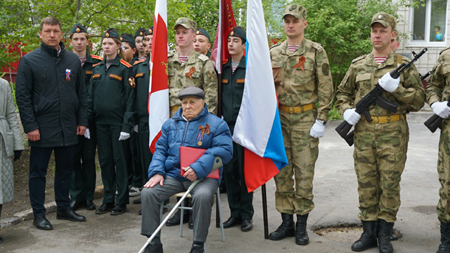 В Ульяновске под окнами ветерана ВОВ прошел торжественный марш 