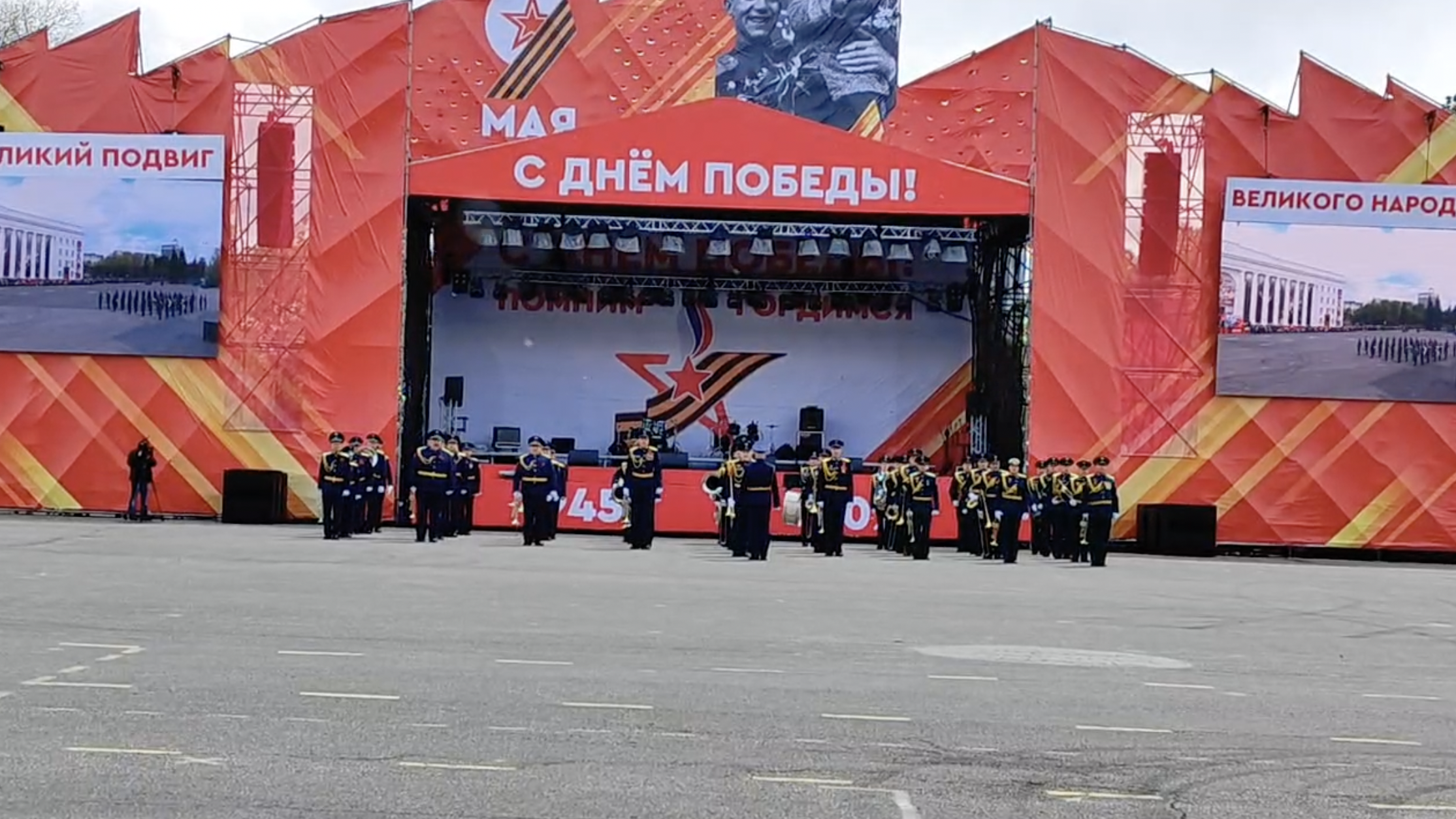 В Ульяновске во время Парада Победы 9 мая пошел снег: видео