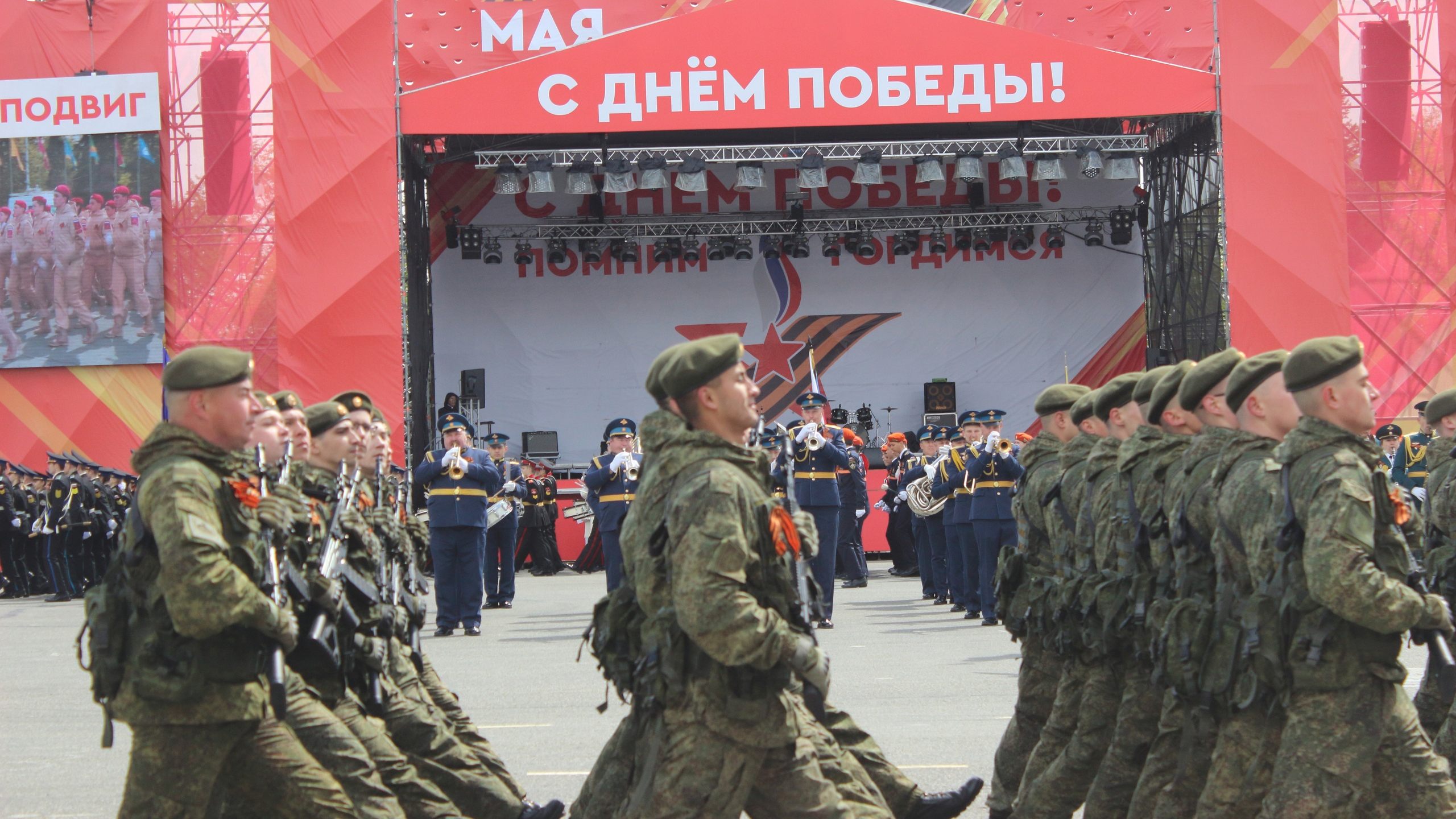 Снег, сводный хор, поздравление Президента: Ульяновск празднует День Победы 