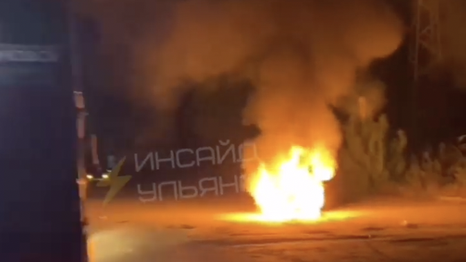 Вечером 9 мая на улице Энтузиастов в Ульяновске сгорел автомобиль