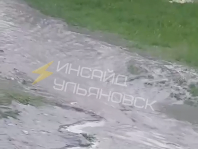 Ульяновцы сообщают о порыве на Кольцевой: вода топит два магазина