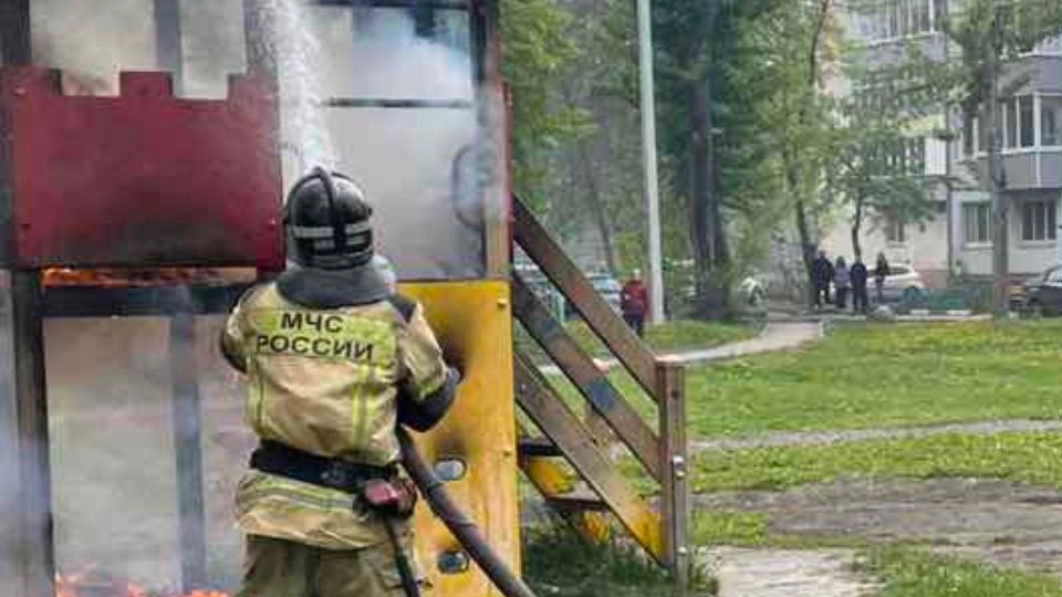В Засвияжском районе Ульяновска загорелась детская площадка