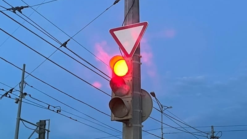 На перекрестке Московского шоссе и проспекта Олимпийского в Ульяновске отключили светофор