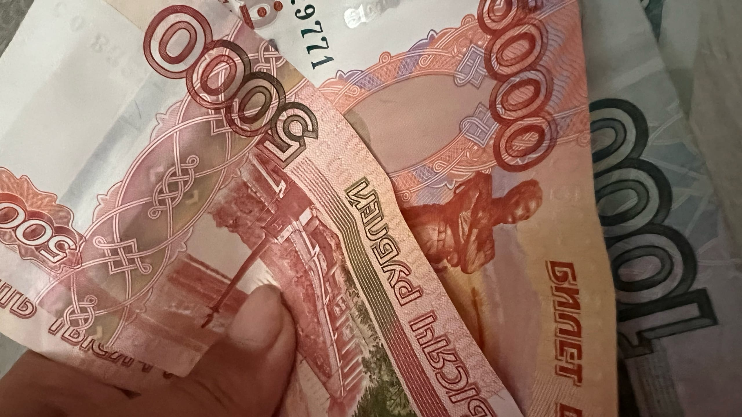 В Ульяновской области мужчина пришел в гости и украл 90 тысяч рублей у своей знакомой