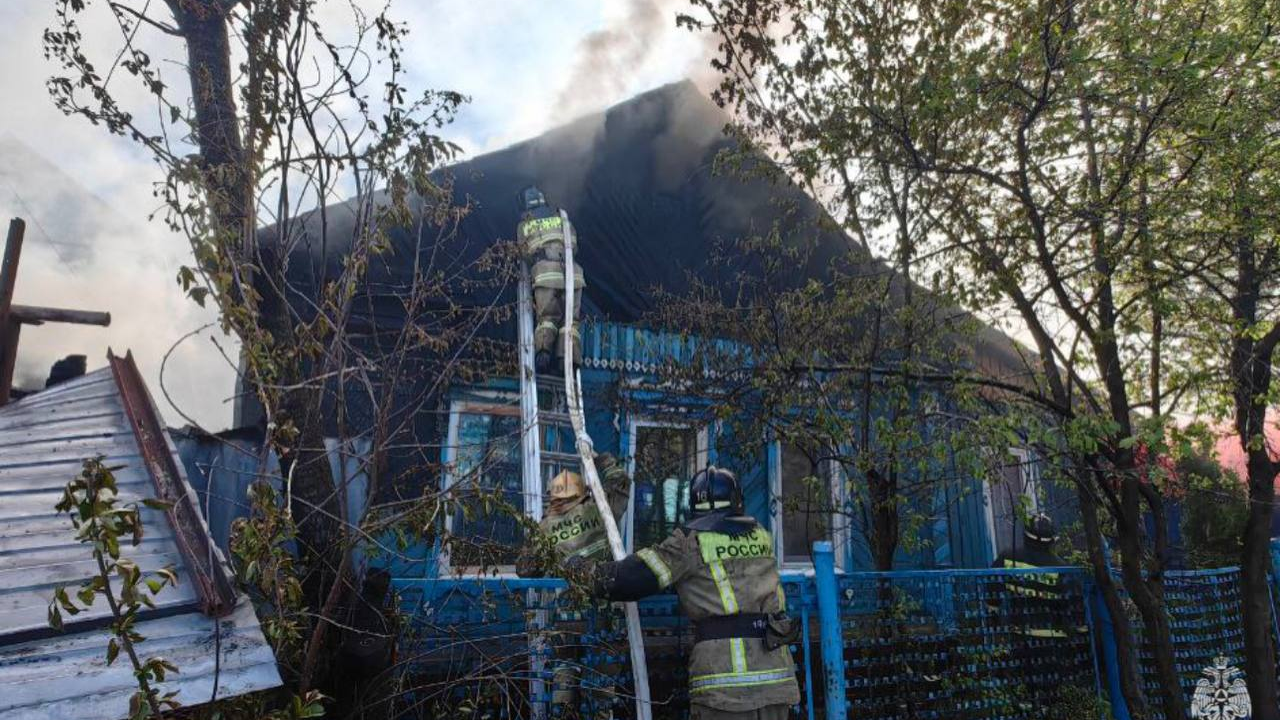 В Ленинском районе Ульяновска загорелся жилой дом: пострадал один человек