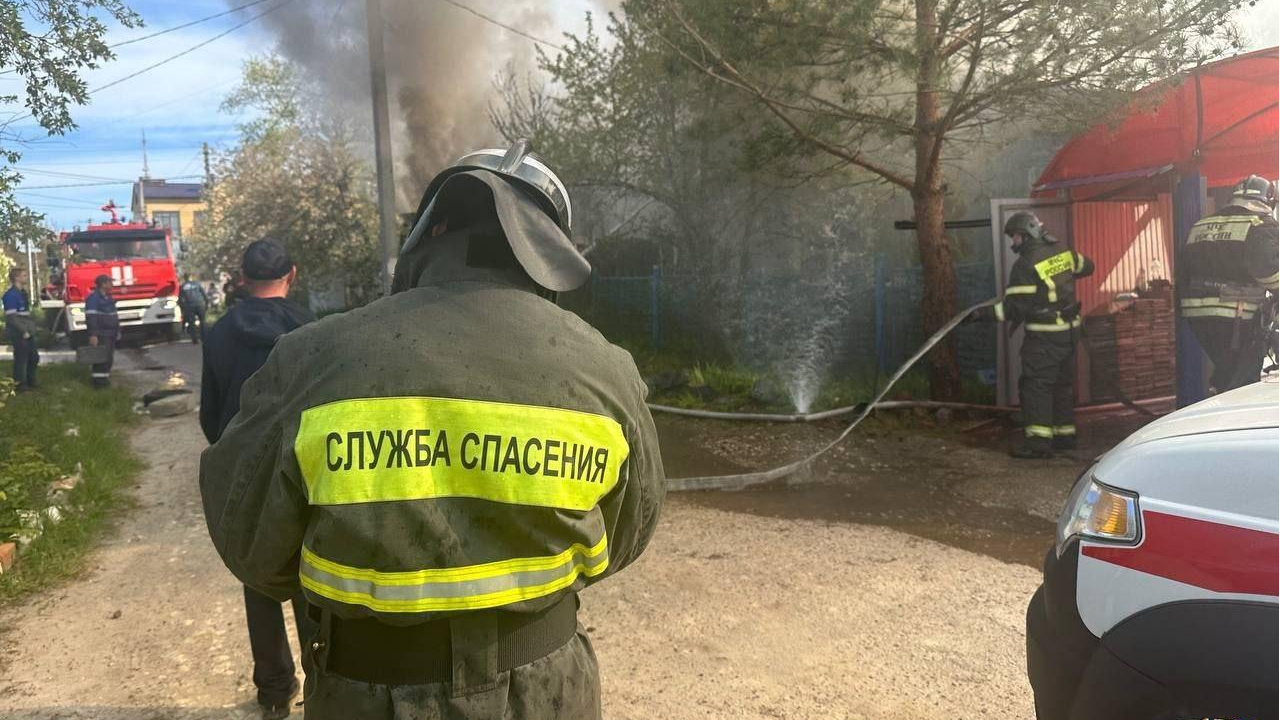 Житель дома сам пытался потушить огонь: спасатели озвучили новые подробности пожара в 1-м переулке Нариманова