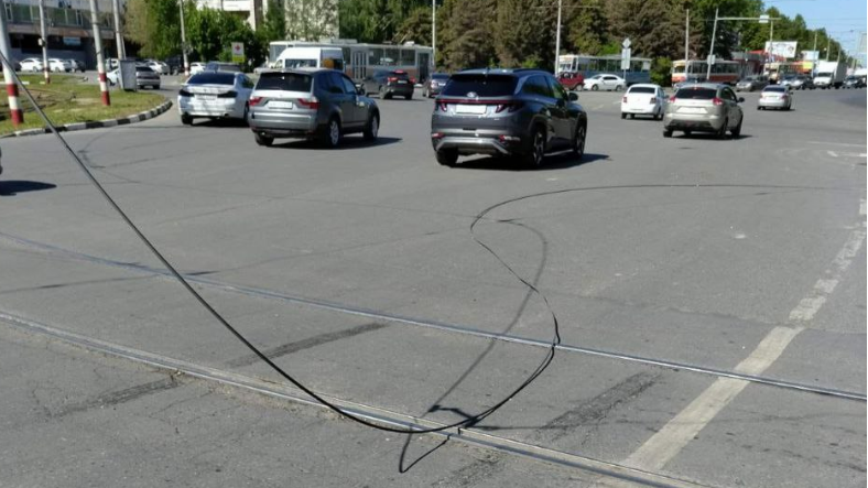 Автомобиль оборвал контактный провод: на Пушкаревском кольце 25 мая закрыли движение трамваев