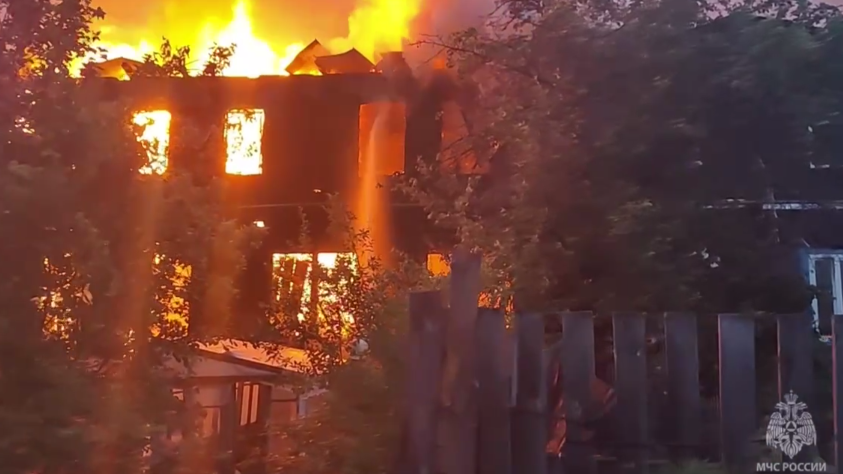 В Ульяновской области в крупном пожаре удалось спасти троих: видео от МЧС 