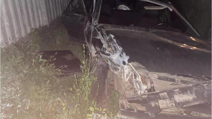 Полная машина людей врезалась в бетонный забор на трассе Ульяновской области 