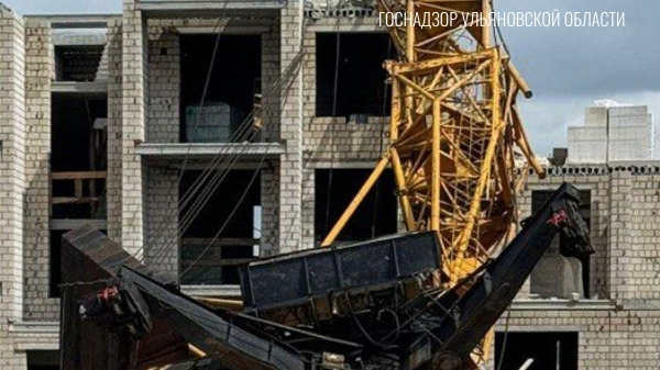 Госнадзор проведет проверку по факту падения башенного крана на строящийся дом в районе УКСМ