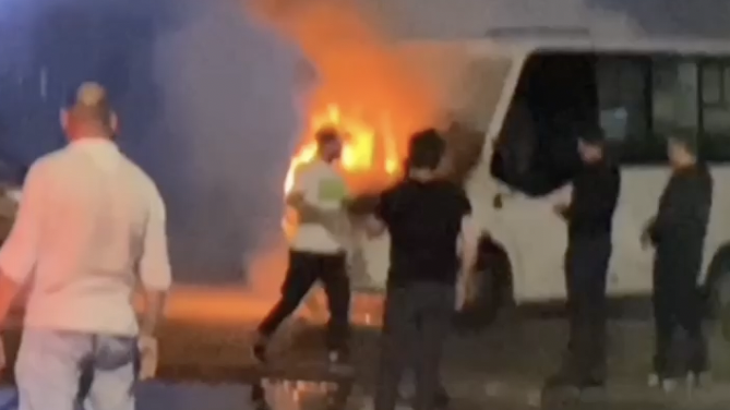 Ночью на улице Репина в Ульяновске загорелся микроавтобус