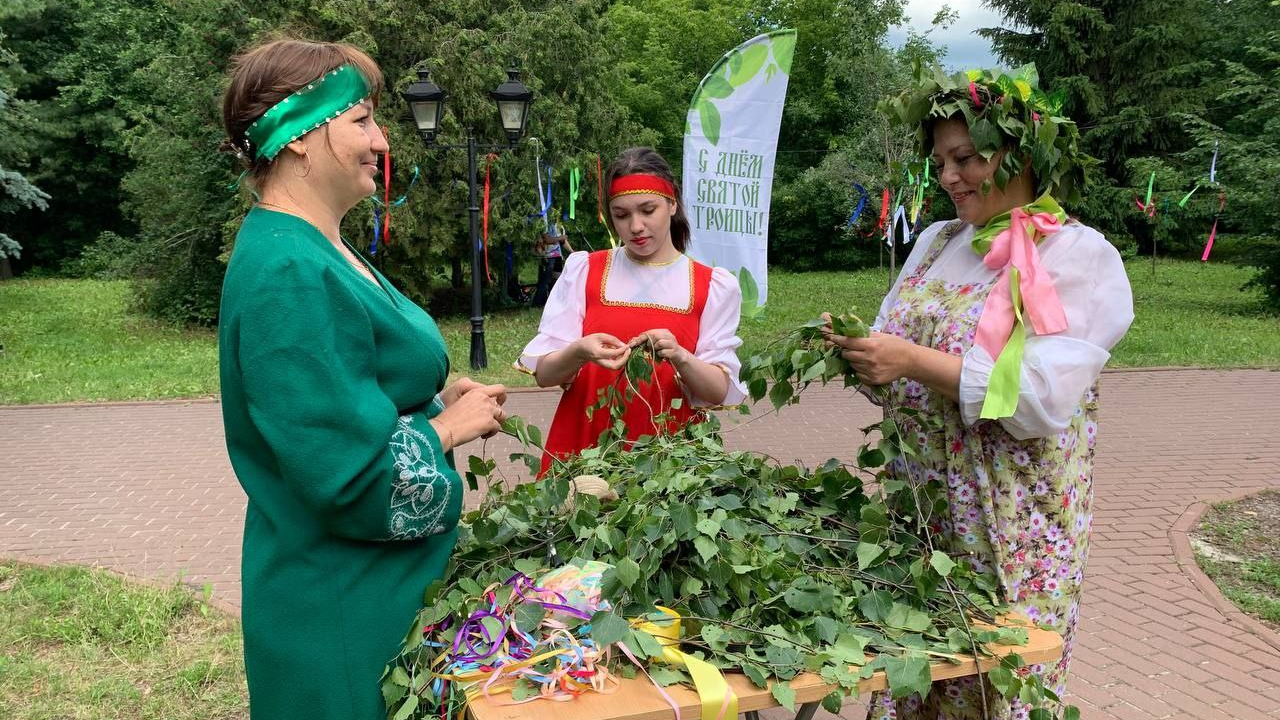 Жители Ульяновска отмечают Святую Троицу в сквере Возрождения Духовности: фото с праздника 