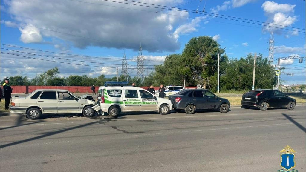 В Ульяновске столкнулись три отечественных машины и иномарка: пострадал мужчина 