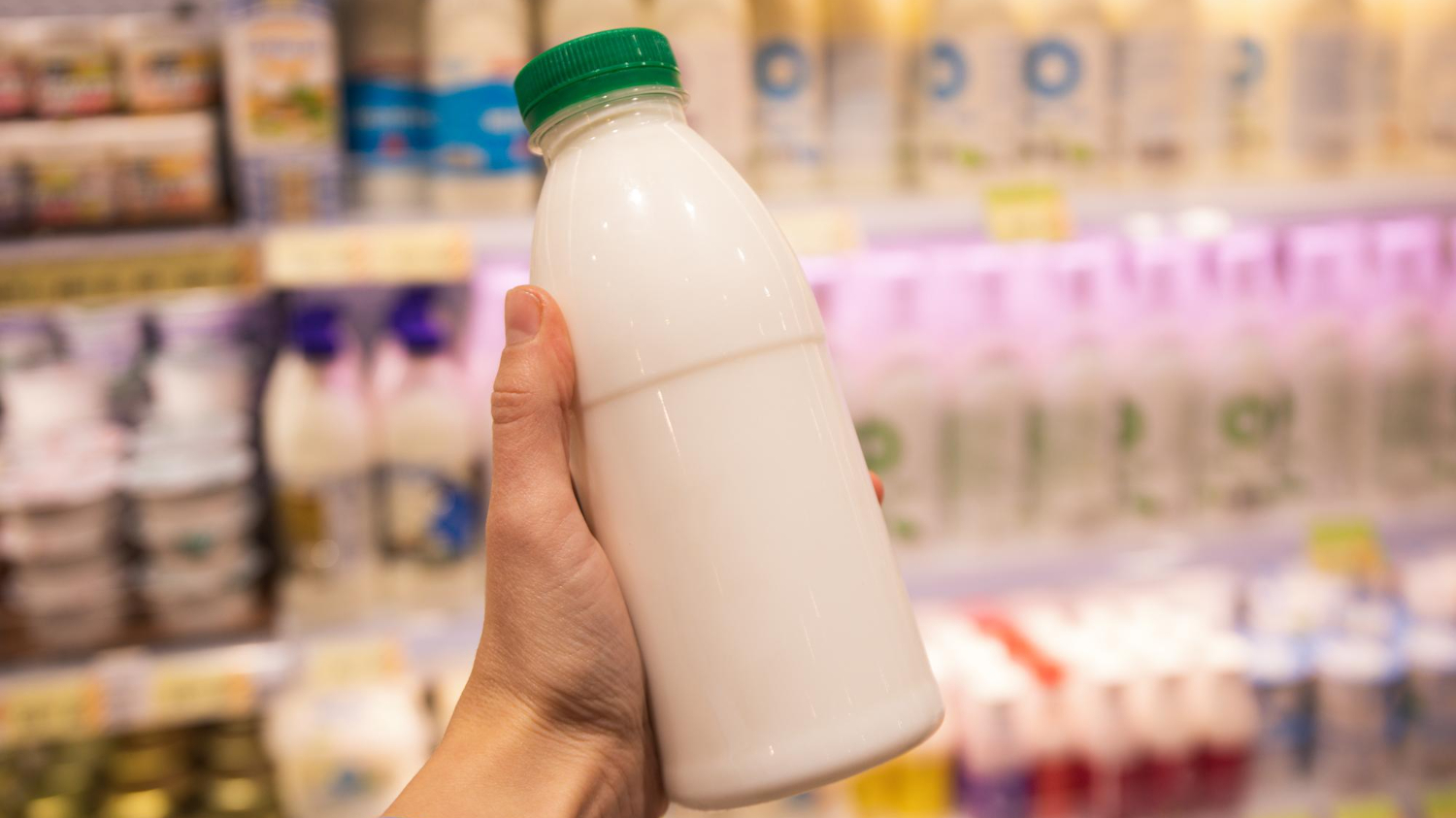 «Не годятся даже для блинов»: Росконтроль назвал марки молока, которые нельзя брать даже с огромной скидкой