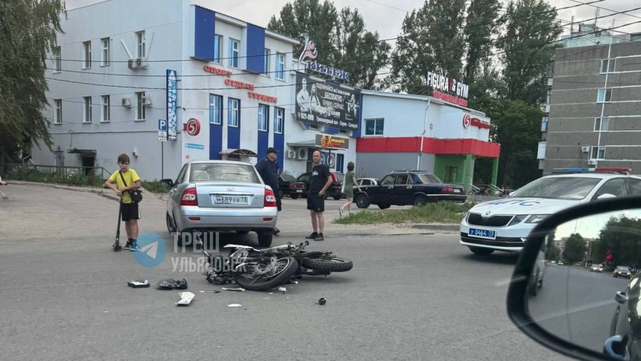 В Ульяновске на перекрестке столкнулись легковой автомобиль и мотоцикл