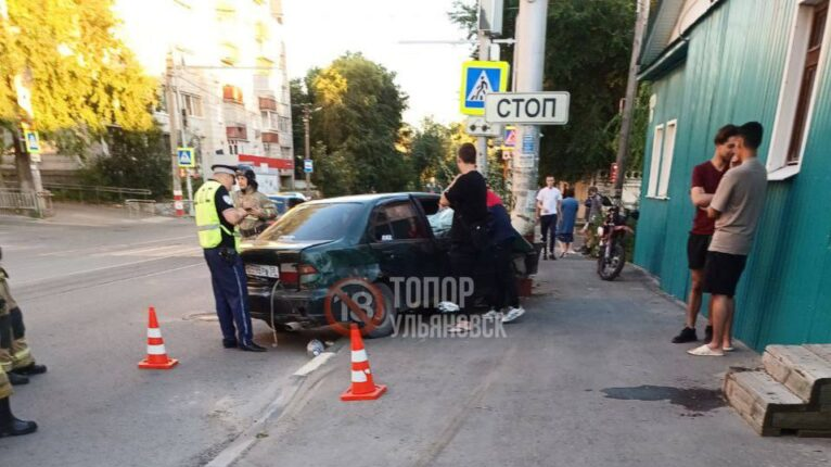 Машина въехала в столб на улице Верхнеполевой в Ульяновске, есть пострадавшие