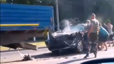 В Центре Ульяновска случилась жуткая авария: «Тойота» протаранила «Камаз» 