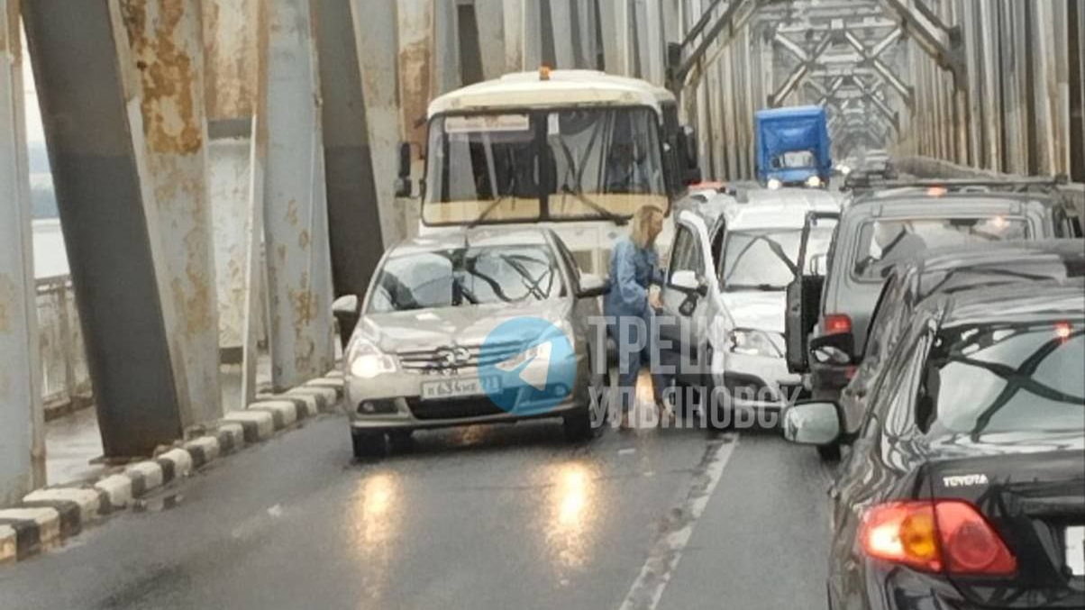 В Ульяновске Императорский мост снова встал: случилось ДТП