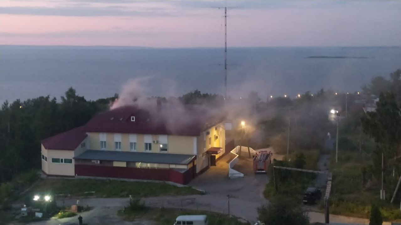 В переулке Брюханова горело здание рекламного агентства: фото и видео