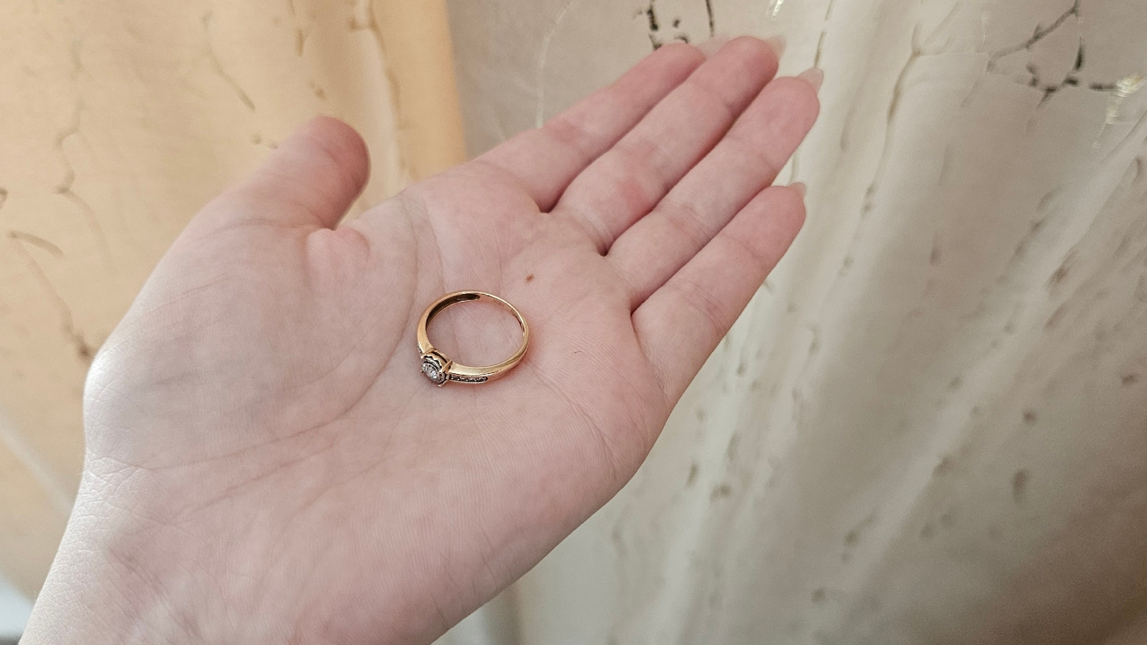 Мужчина из Димитровграда снял кольцо губами с пальца спящей знакомой и сдал в ломбард 