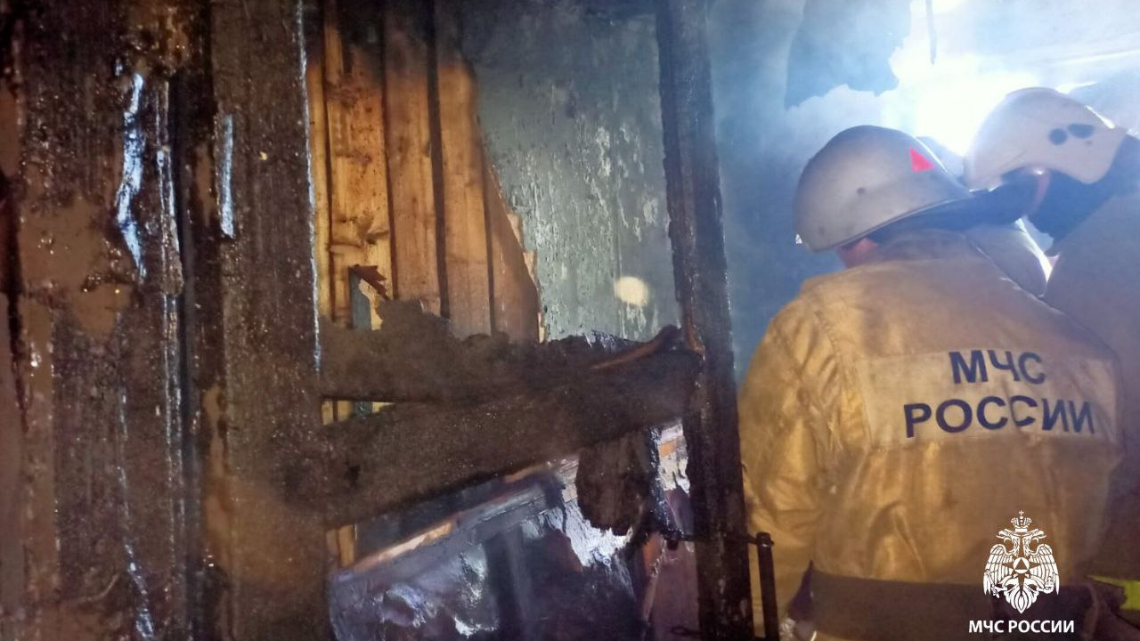 Эвакуировались 8 жильцов: утром 25 июля в селе Ермоловка загорелась квартира в жилом доме