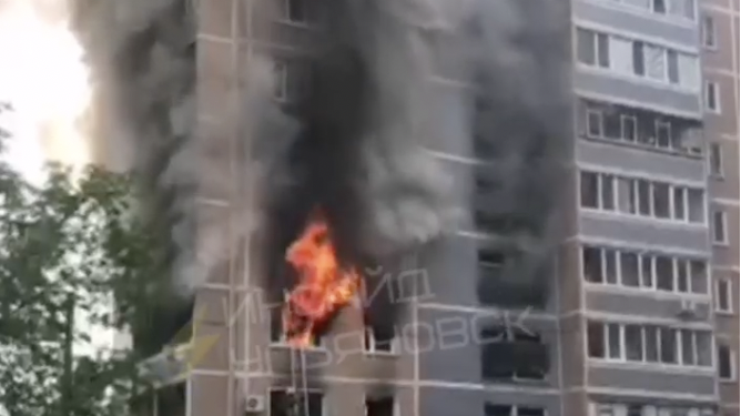 Горят три квартиры: МЧС озвучило первые подробности страшного пожара в доме на пересечении Шолмова и Корунковой