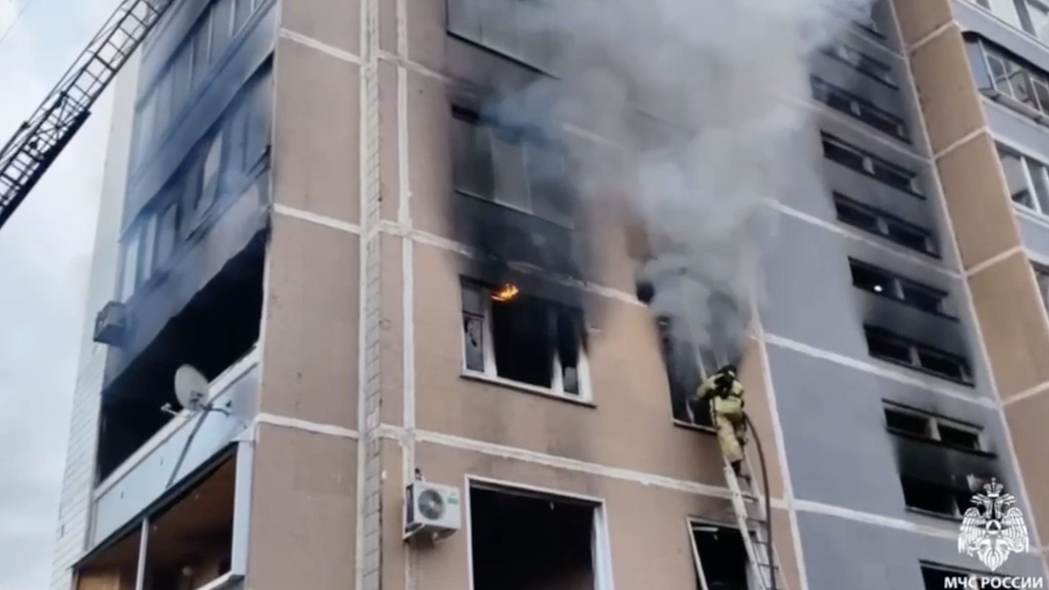 «Ребенка выбросило из окна взрывной волной»: очевидцы — о страшном пожаре на Корунковой, в котором погибли три человека