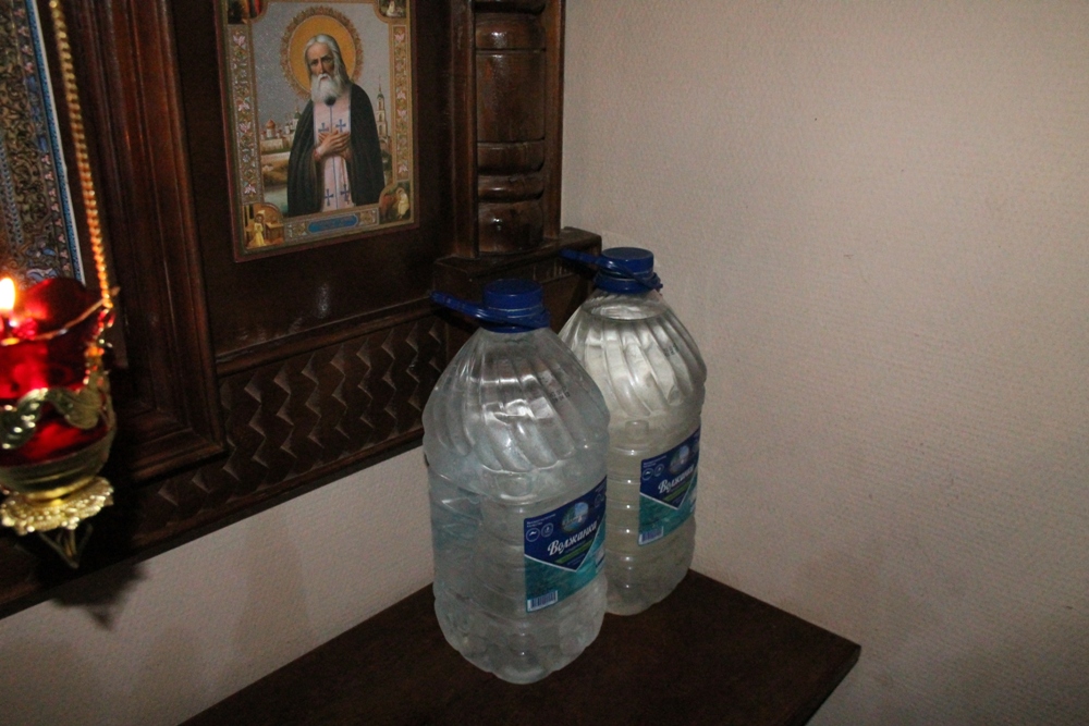 Употребление святой воды. Крещенская вода в бутылках. Хранить крещенскую воду. Пить Святую воду. Святую воду в бутылке.