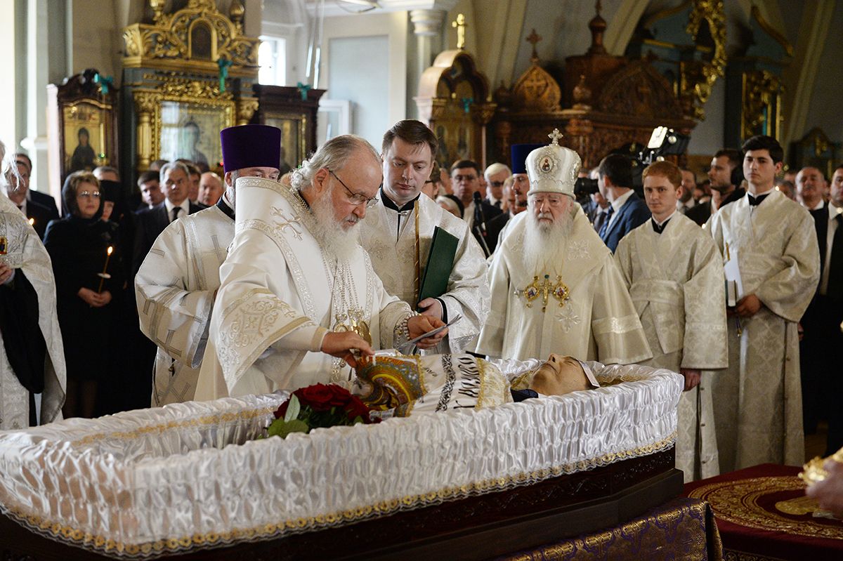 Почему православные не отмечают. Православное отпевание.