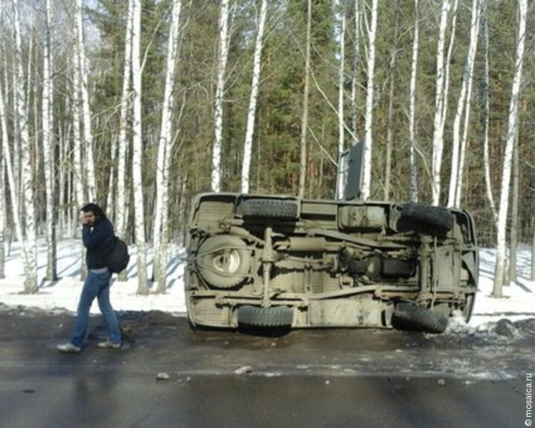 Буханка перевернулась. Буханка в кювете. Перевернутая Буханка в кювете. Авария Полевской самосвал с буханкой.